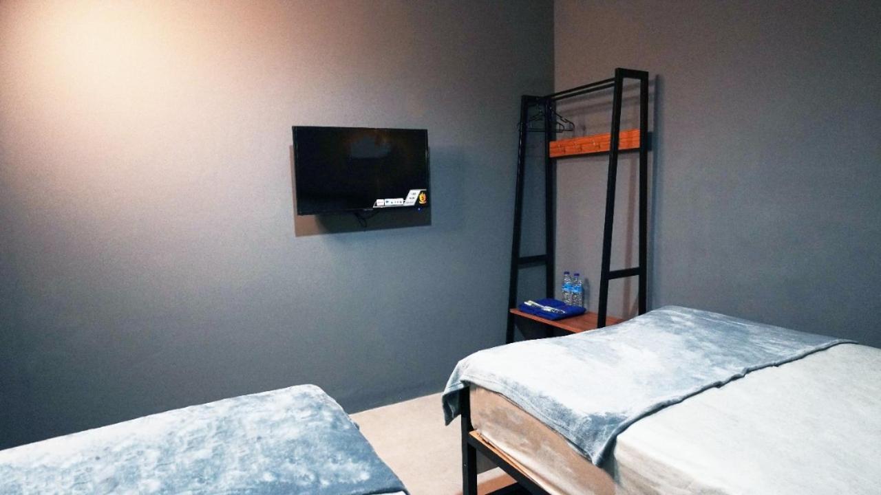 Hostel 18 Pasangan Butuh Surat Nikah バンドゥン エクステリア 写真